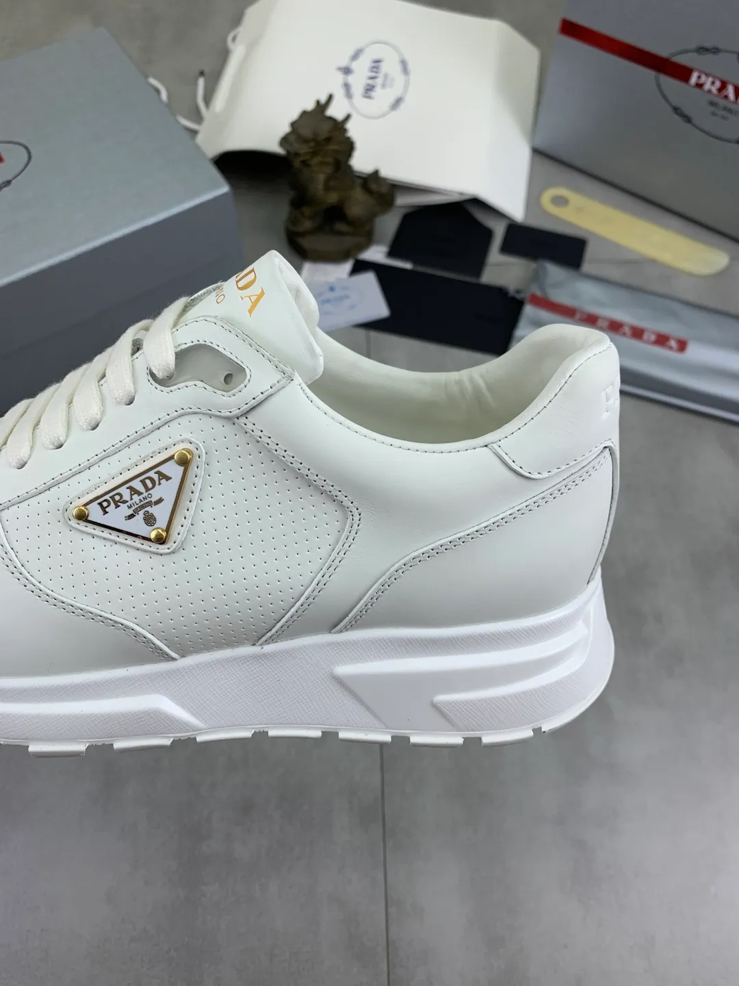 Men's shoes 💰P580💰 [New style] High version official website popular models are on the market, 🆘 Trendy brand (Prada) mainly promotes popular models, avant-garde and versatile fashion men's shoes private version mold opening, cowhide surface splicing 1:1.. Fashionable and simple, original imported cowhide lining cowhide feet; the atmosphere and personality are more fashionable, eye-catching and pursuing class. It will subvert the old idea and be a must-have for fashion trendsetters with you! Must keep it for yourself! Tall and comfortable, large and low, high-end quality workmanship. Size: 38-45; 5️⃣ colors available.